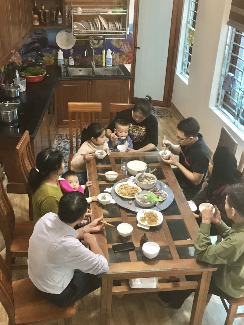 Trong gia đình tôi, bữa cơm lúc nào cũng đông đủ các thành viên thuộc nhiều thế hệ Trong gia đình tôi, bữa cơm lúc nào cũng đông đủ các thành viên thuộc nhiều thế hệ