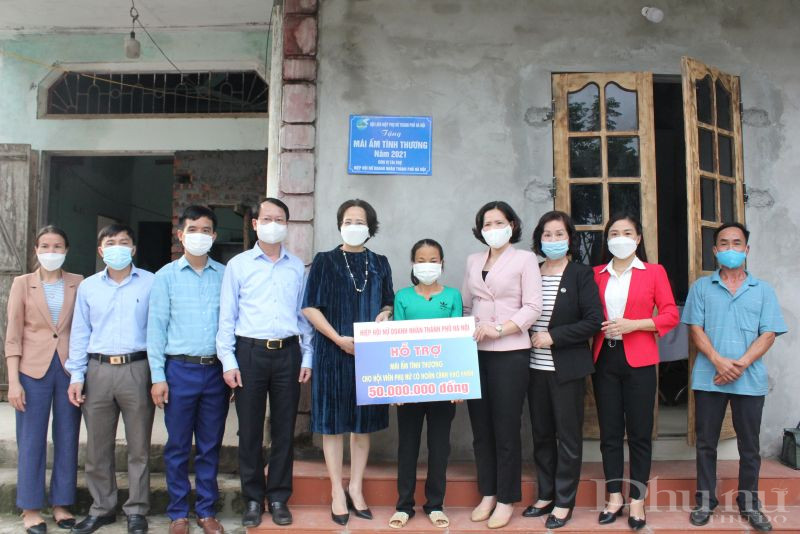 Những mái ấm tình thương được trao tặng cho phụ nữ khó khăn trên địa bàn toàn thành phố được Hội Phụ nữ triển khai ngay từ đầu năm để thiết thực Chào mừng Đại hội Đại biểu Phụ nữ các cấp và Đại hội Đại biểu Phụ nữ thành phố Hà Nội lần thứ XVI, nhiệm kỳ 2021- 2026