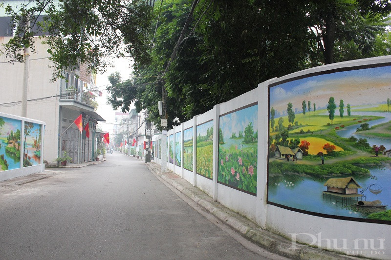 Tuyến đường làng quê với những bức tranh tường cùng cờ đỏ thắm  rực rỡ sắc màu  do cán bộ hội viên phụ nữ và nhân dân đóng góp đã tạo nên diện mạo nông thôn mới xanh, sạch, đẹp