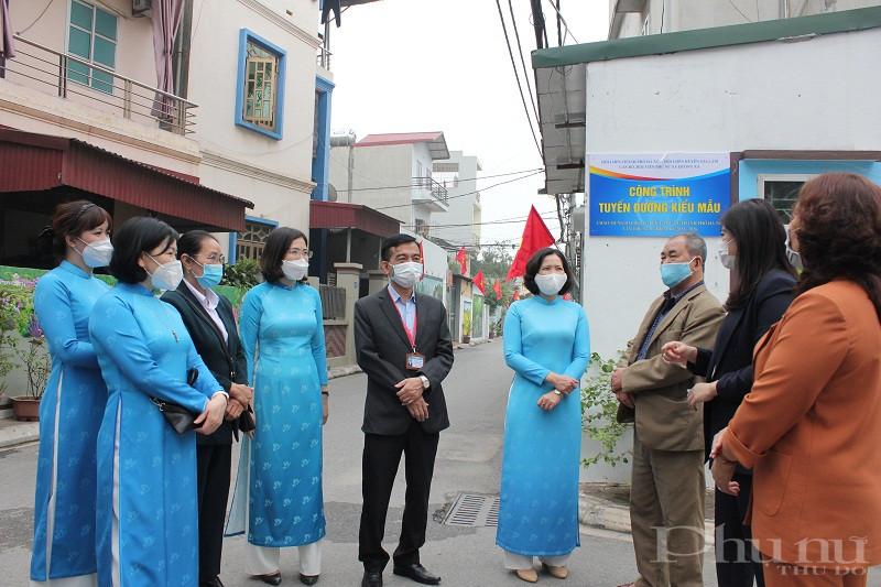 Các đại biểu trao đổi sau buổi gắn biển công trình, đồng chí Lê Kim Anh Chủ tịch Hội LHPN Hà Nội cho biết: Công trình tuyến đường kiểu mẫu tại xã Dương Xá là một trong những công trình phần việc có ý nghĩa thiết thực để chào mừng Đại hội Đại biểu Phụ nữ Thành phố lần thứ XVI, nhiệm kỳ 2021- 2026 sẽ được diễn ra trong thời gian ngày 24 và 25 /11