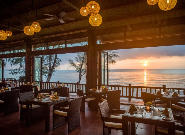 Du khách sẽ nghỉ dưỡng và trải nghiệm hành trình khép kín tại quần thể Phú Quốc United Center: Lưu trú tại phòng nghỉ và biệt thự biển 5 sao, khám phá thể thao-giải trí-vui chơi tại Vinpearl Golf, công viên chủ đề VinWonders. Du khách sẽ nghỉ dưỡng và trải nghiệm hành trình khép kín tại quần thể Phú Quốc United Center: Lưu trú tại phòng nghỉ và biệt thự biển 5 sao, khám phá thể thao-giải trí-vui chơi tại Vinpearl Golf, công viên chủ đề VinWonders.