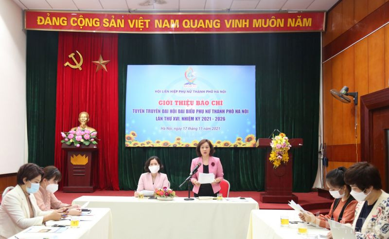 Phó Chủ tịch Hội LHPN Hà Nội Phạm Thị Thanh Hương phát biểu tại buổi họp báo