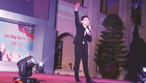 T&aacute;c giả đang diễn thuyết về chủ đề định kiến giới bắt đầu từ việc rửa b&aacute;t với c&aacute;c học sinh THPT tại Chung kết cuộc thi &ldquo;Học sinh t&agrave;i năng-Thanh lịch&rdquo; THPT Th&aacute;i Phi&ecirc;n, Hải Ph&ograve;ng, th&aacute;ng 1/2020