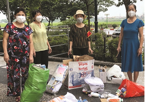 Các bà, các chị cán bộ hội viên phụ nữ Chi hội 11, phường Giang Biên, quận Long Biên thu gom phế liệu gây quỹ Hội. 	Ảnh: HPN