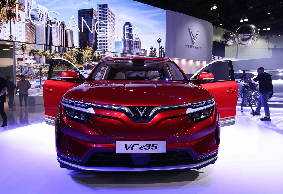 VF e35 gây ấn tượng với hình dáng mềm mại cùng những đường cong được nhấn nhá, nổi bật trên sân khấu. VF e35 gây ấn tượng với hình dáng mềm mại cùng những đường cong được nhấn nhá, nổi bật trên sân khấu.