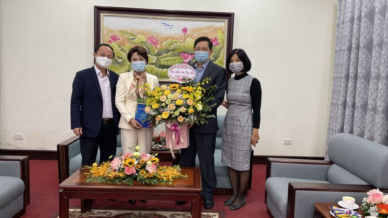Tổng biên tập Báo Phụ  nữ Thủ đô tới thăm, chúc mừng Sở Giáo dục và Đào tạo Hà nội./ Tổng biên tập Báo Phụ  nữ Thủ đô tới thăm, chúc mừng Sở Giáo dục và Đào tạo Hà nội./
