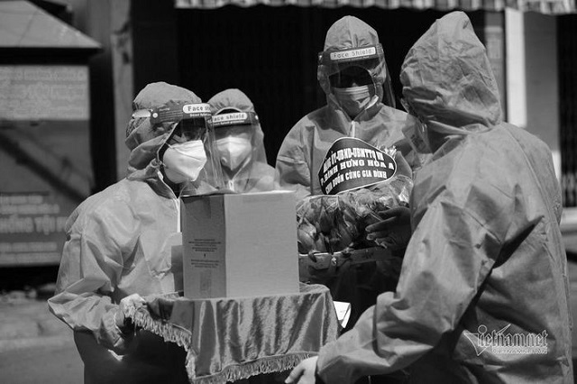 Quân đội đưa tro cốt người mất vì Covid-19 ở TP.HCM về từng gia đình. Ảnh: Thanh Tùng