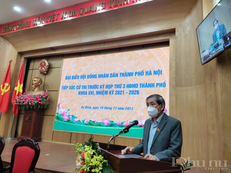 Đồng chí Hoàng Minh Dũng Tiến, Thành ủy viên, Bí thư quận ủy Ba Đình phát biểu tại buổi tiếp xúc cử tri trước kỳ họp thứ 3 Hội đồng nhân dân TP Hà Nội khoá XVI