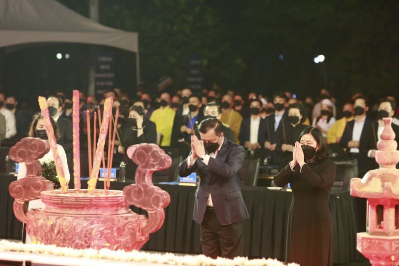 Phút thành kính trước đồng bào và chiến sĩ hy sinh trong đại dịch Phút thành kính trước đồng bào và chiến sĩ hy sinh trong đại dịch