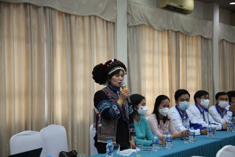 Đồ dùng học tập các em gói trong túi nilon, còn bút, vở thì chỉ biết chờ nhà trường, các cô hỗ trợ.