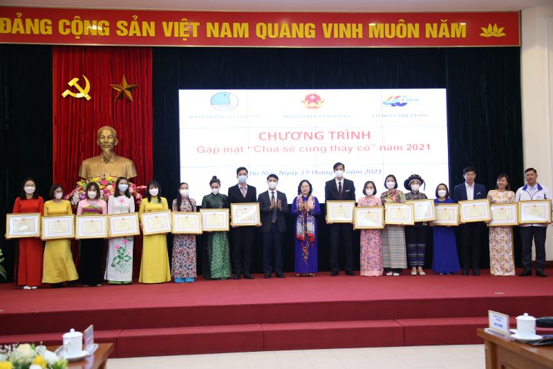 Thứ trưởng Bộ Giáo dục & Đào tạo Ngô Thị Minh và Bí thư Trung ương Đoàn, Chủ tịch Hội LHTN Việt Nam Nguyễn Ngọc Lương dự và chủ trì buổi gặp mặt