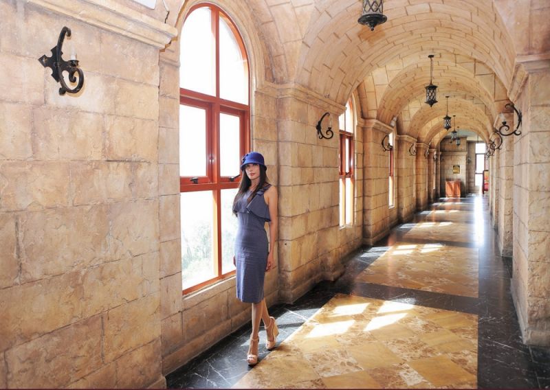 Bối cảnh chính là một khu mua sắm nhỏ đóng cửa vì dịch bệnh COVID-19, studio và nhà riêng của Nhật Hạ