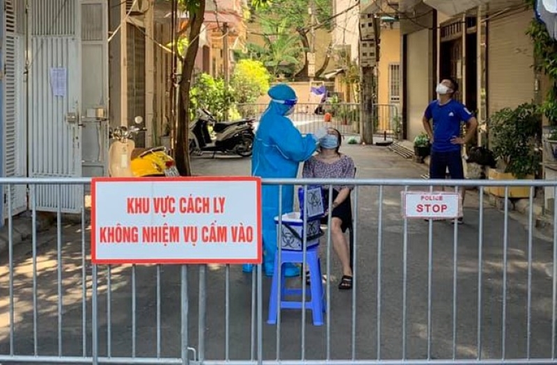 Nhân viên y tế lấy mãu xét nghiệm cho người dân trên địa bàn quận Bắc Từ Liêm. Ảnh: Thanh Bình/kinhtedothi