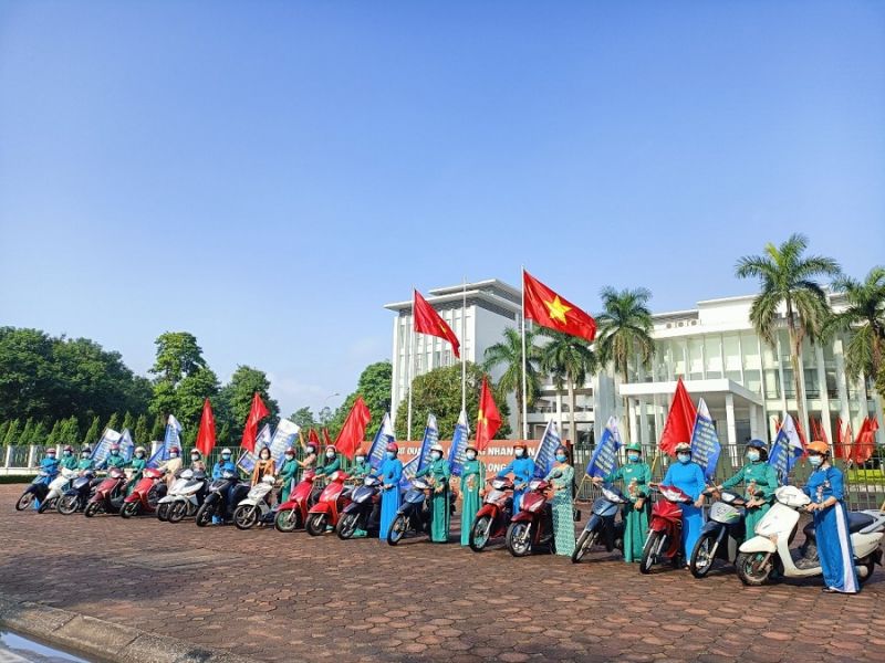 Buổi ra quân tuyên truyền lưu động của cán bộ hội viên phụ nữ quận Long Biên được chia làm 3 đợt Buổi ra quân tuyên truyền lưu động của cán bộ hội viên phụ nữ quận Long Biên được chia làm 3 đợt