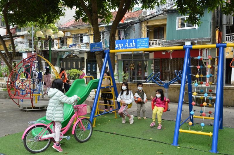 Chú thích Ảnh 1:  Các cháu nhỏ thích thú với thiết bị vui chơi được đầu tư mới và hiện đại