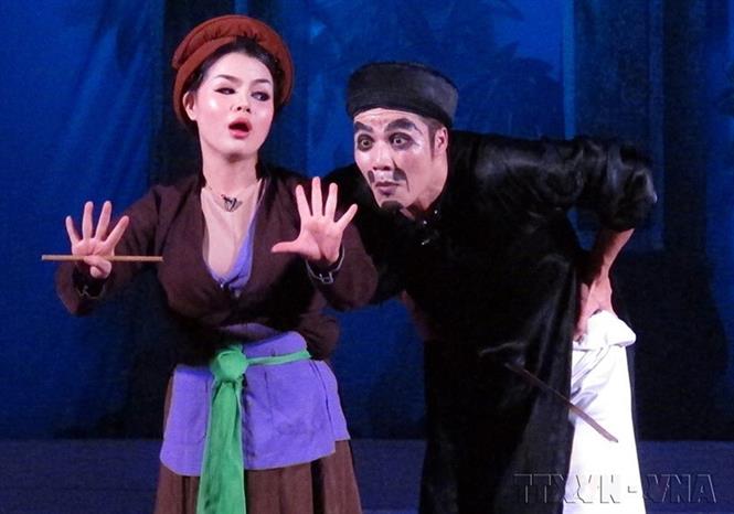Diễn viên Trần Trung Sỹ (Nhà hát Chèo Ninh Bình) với vai diễn Xã trưởng trong vở “Quan Âm Thị Kính” tại Cuộc thi Tài năng trẻ diễn viên sân khấu Chèo chuyên nghiệp toàn quốc năm 2014. Ảnh: Văn Đạt/TTXVN Diễn viên Trần Trung Sỹ (Nhà hát Chèo Ninh Bình) với vai diễn Xã trưởng trong vở “Quan Âm Thị Kính” tại Cuộc thi Tài năng trẻ diễn viên sân khấu Chèo chuyên nghiệp toàn quốc năm 2014. Ảnh: Văn Đạt/TTXVN