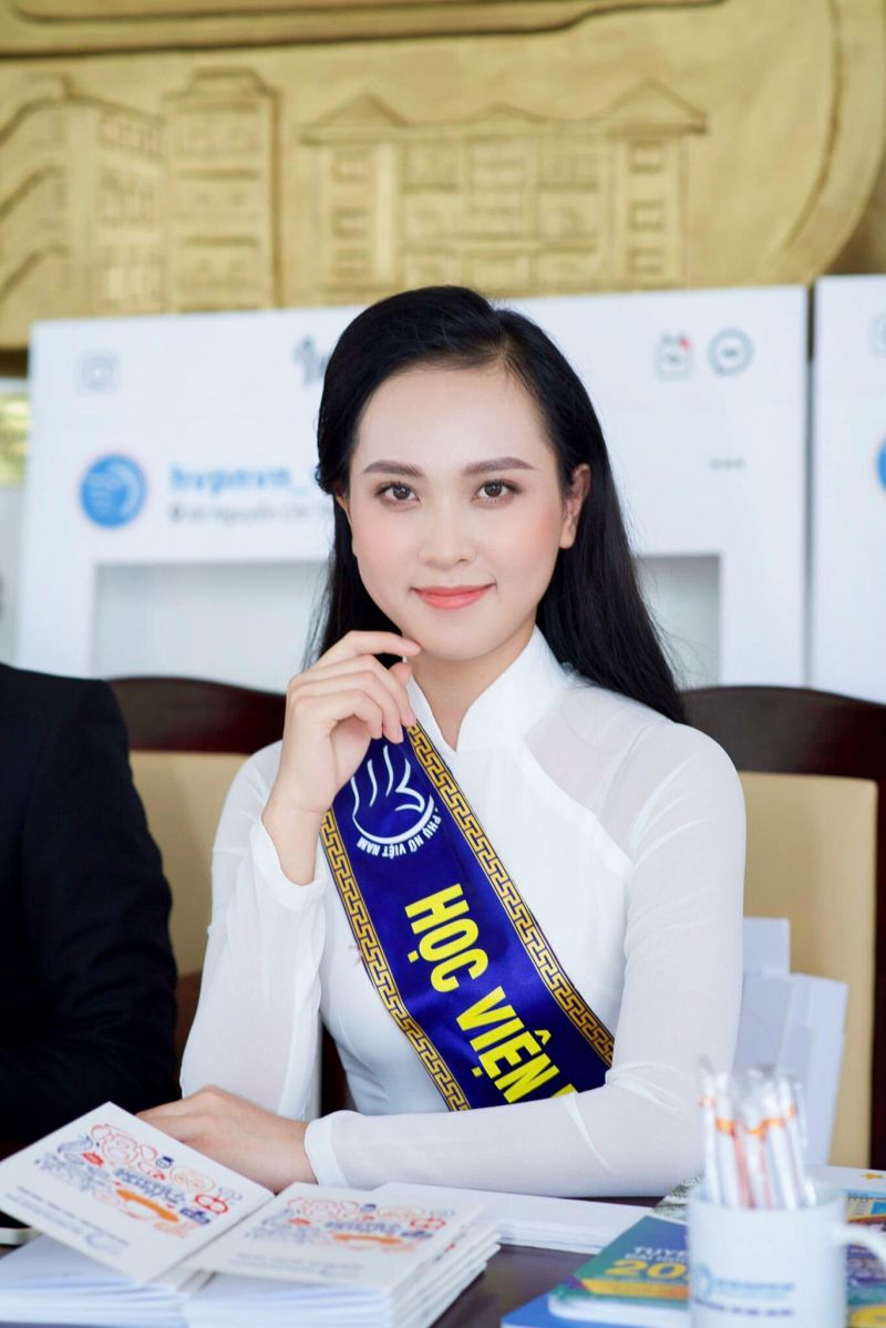 Diệu Ngân hiện đang là sinh viên năm 4 ngành luật, trường Học viện Phụ nữ Việt Nam