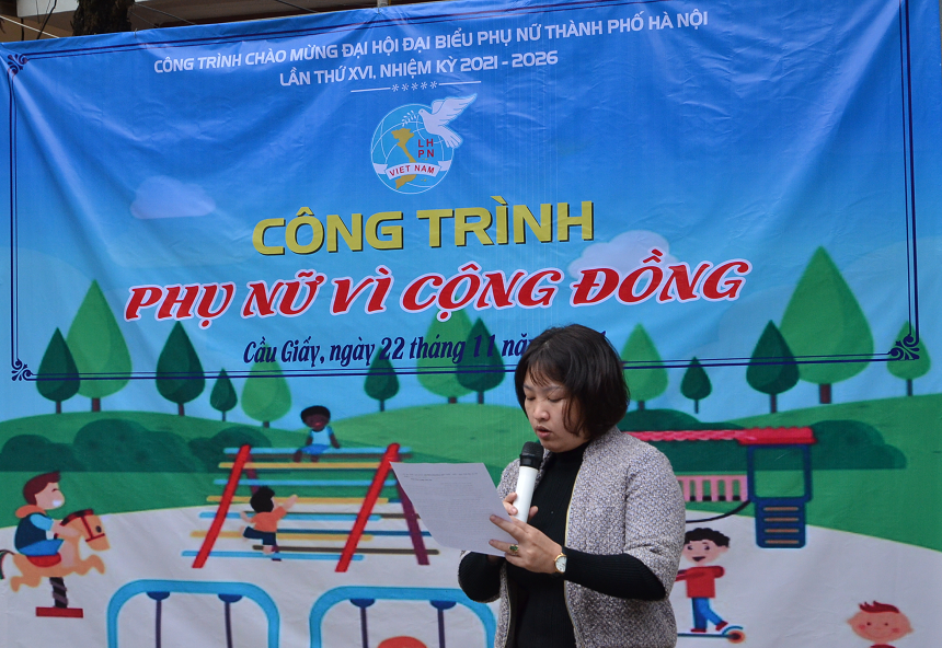 Bà Ngô Thị Thu Hà – Chủ tịch Hội LHPN phường Nghĩa Tân chia sẻ về công trình sân chơi sân chơi cho trẻ em nằm trong khu tập thể Học viện Chính trị Quốc gia Hồ Chí Minh