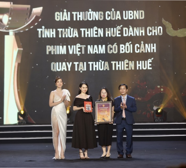 “Mắt biếc” của đạo diễn Victor Vũ còn được UBND tỉnh Thừa Thiên Huế trao tặng giải phim thực hiện nhiều cảnh quay tại Huế. “Mắt biếc” của đạo diễn Victor Vũ còn được UBND tỉnh Thừa Thiên Huế trao tặng giải phim thực hiện nhiều cảnh quay tại Huế.