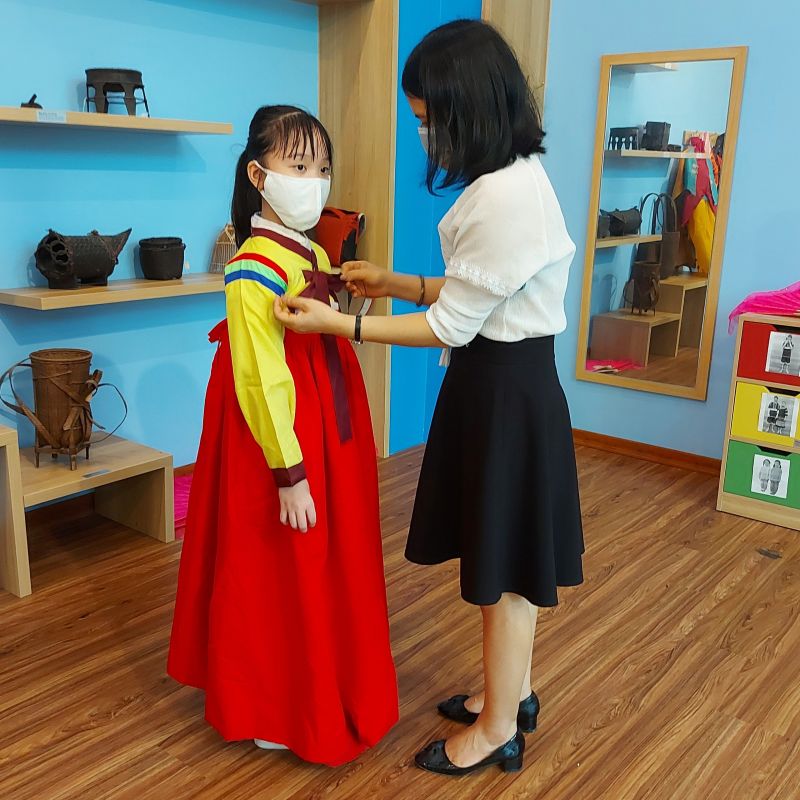 Các bạn nhỏ thử trang phục truyền thống các nước Các bạn nhỏ thử trang phục truyền thống các nước