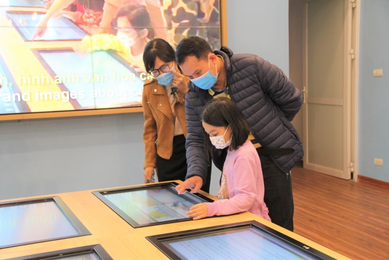 Hoạt động tìm hiểu trò chơi dân gian trên màn hình cảm ứng Hoạt động tìm hiểu trò chơi dân gian trên màn hình cảm ứng