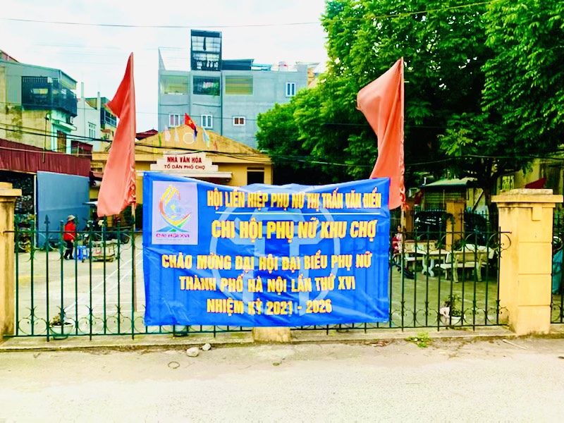 Những pano lớn được trao trước cổng, cửa UBND, HĐND các xã thu hút sự chú ý của mọi người