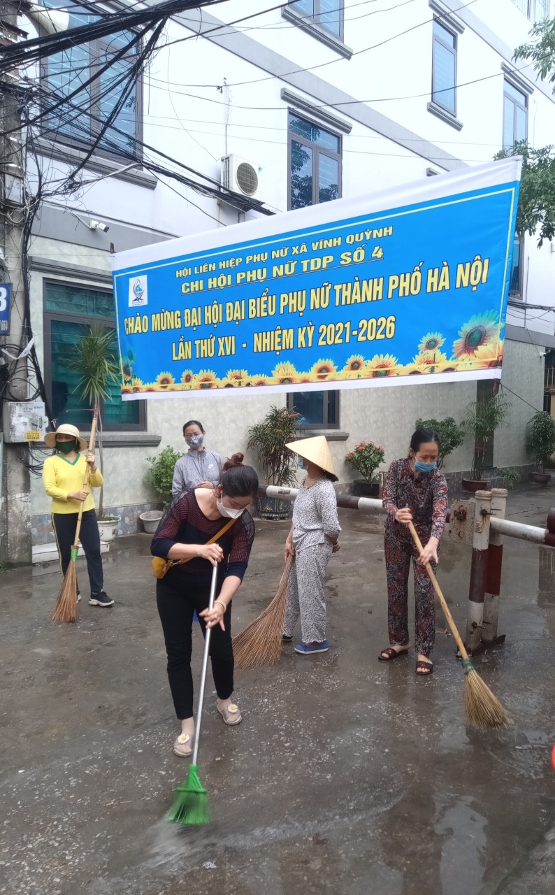 Phụ nữ ra quân dọn dẹp vệ sinh môi trường, trang hoàng các đường hoa để chào mừng Đại hội