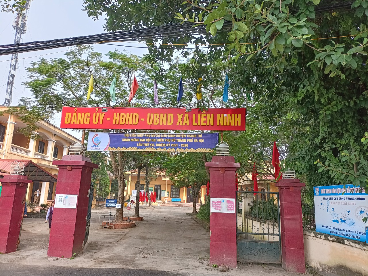 ... Cổng Uỷ ban nhân dân... ... Cổng Uỷ ban nhân dân...