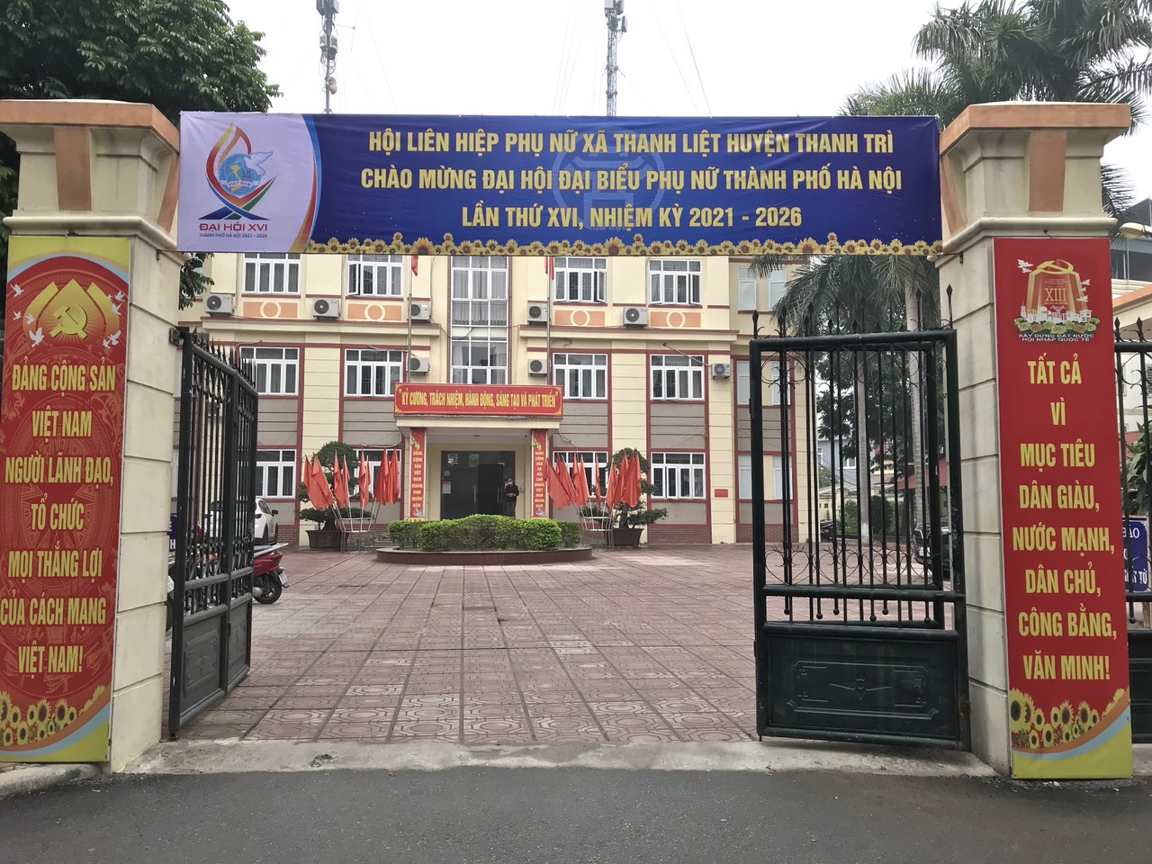 ... Cổng Uỷ ban nhân dân... ... Cổng Uỷ ban nhân dân...