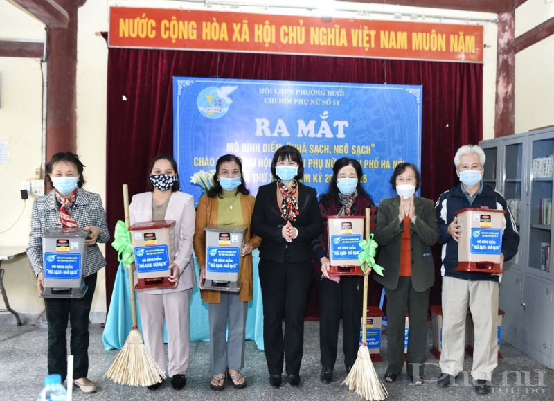 Trao tặng thùng đựng rác cho các hội viên Chi hội phụ nữ số 11, phường Bưởi,  quận Tây Hồ.
