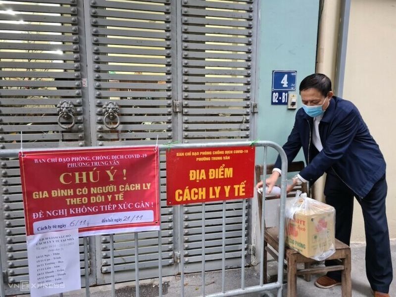 Thành viên tổ Covid cộng đồng phường Trung Văn, quận Nam Từ Liêm khử khuẩn đồ tiếp tế cho một gia đình F1 cách ly tại nhà ở đường Lương Thế Vinh, chiều 16/11. Ảnh: Tất Định/VnE Thành viên tổ Covid cộng đồng phường Trung Văn, quận Nam Từ Liêm khử khuẩn đồ tiếp tế cho một gia đình F1 cách ly tại nhà ở đường Lương Thế Vinh, chiều 16/11. Ảnh: Tất Định/VnE