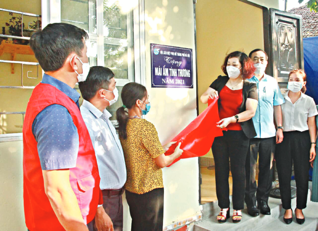 Hội LHPN Hà Nội bàn giao 