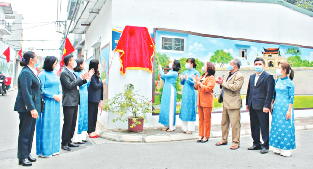 Ngày 17/11, Hội LHPN huyện Gia Lâm tổ chức gắn biển công trình 