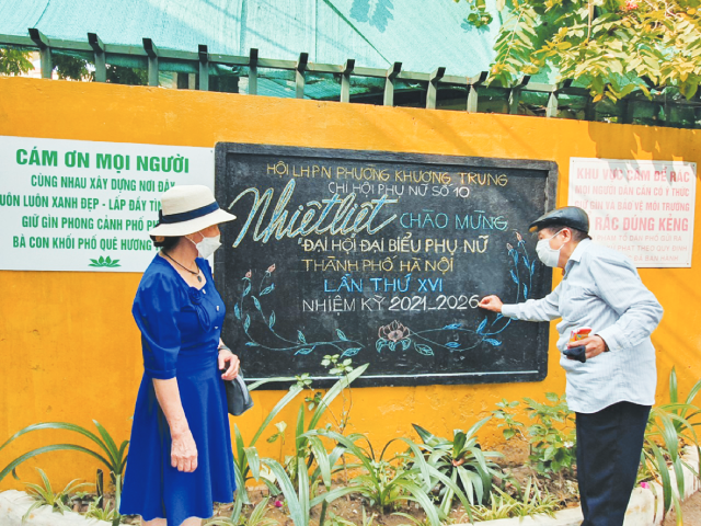 Hội viên phụ nữ và nhân dân phường Khương Trung, quận Thanh Xuân viết khẩu hiệu chào mừng Đại hội.