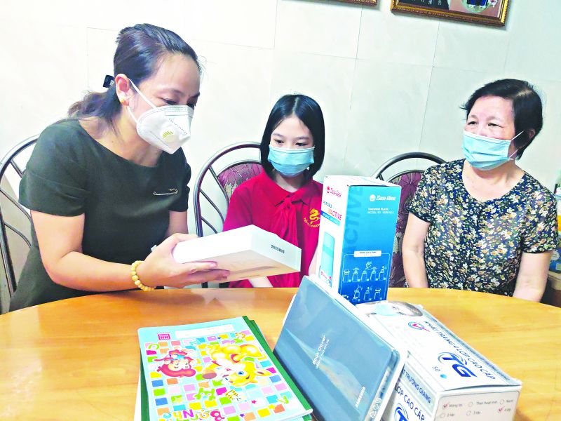 Hội LHPN quận Đống Đa trao máy tính bảng cho các em học sinh có hoàn cảnh khó khăn trên địa bàn quận