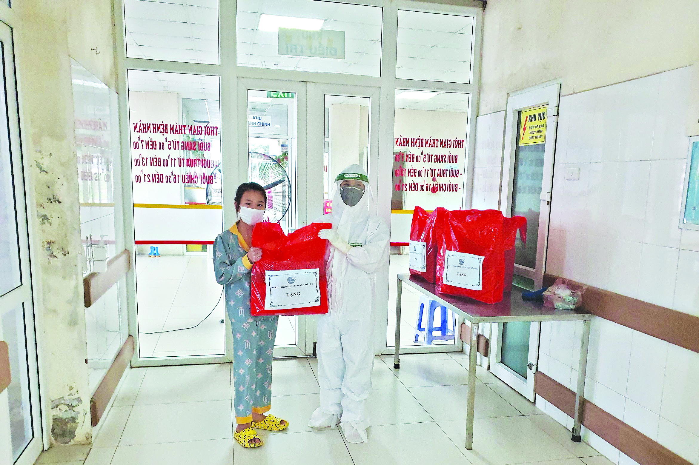 Hội LHPN huyện Mê Linh tặng quà cho trẻ em  điều trị tại bệnh viên  Đa khoa Mê Linh.