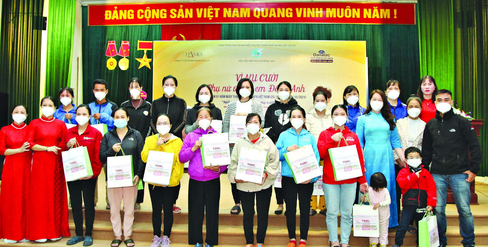 Hội LHPN huyện Đông Anh trao 4.000 hộp sữa bôt cho phụ nữ và trẻ em khó khăn trên địa bàn.