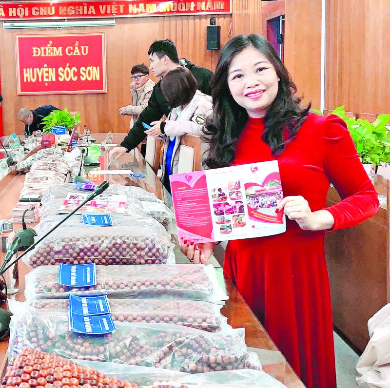 Ảnh 2: Chủ nhiệm Hợp tác xã Thủ công mỹ nghệ Trái tim hồng Đinh Thị Quỳnh Nga giới thiệu sản phẩm thủ công mỹ nghệ của HTX