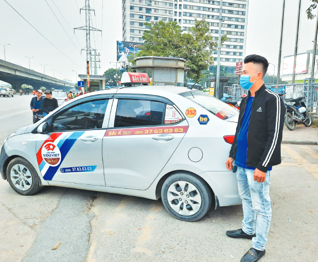 Lái xe taxi chán nản vì vắng khách trong một thời gian dài.