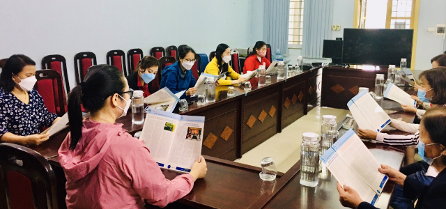 Hội viên phụ nữ phường Xuân Đỉnh, quận Bắc Từ Liêm xem cuốn “Thông tin chào mừng Đại hội”.