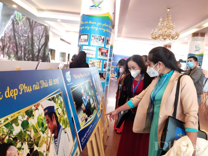 Các đại biểu thăm quan triển lãm ảnh tại Đại hội