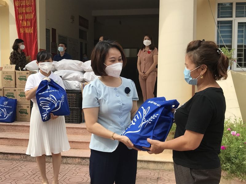 Đồng chí Phạm Thị Thanh Hương – Phó Chủ tịch Hội LHPN Hà Nội tặng quà cho nữ công nhân lao động, hội viên phụ nữ có hoàn cảnh khó khăn do dịch Covid-19 tại xã Ngọc Hồi, huyện Thanh Trì, Hà Nội. Đồng chí Phạm Thị Thanh Hương – Phó Chủ tịch Hội LHPN Hà Nội tặng quà cho nữ công nhân lao động, hội viên phụ nữ có hoàn cảnh khó khăn do dịch Covid-19 tại xã Ngọc Hồi, huyện Thanh Trì, Hà Nội.