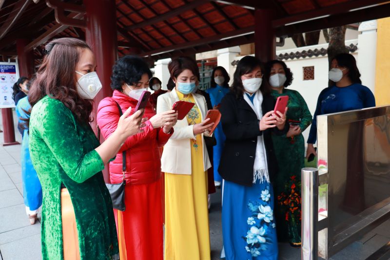 Các đại biểu khai báo y tế trước khi vào viếng Lăng Chủ tịch Hồ Chí Minh