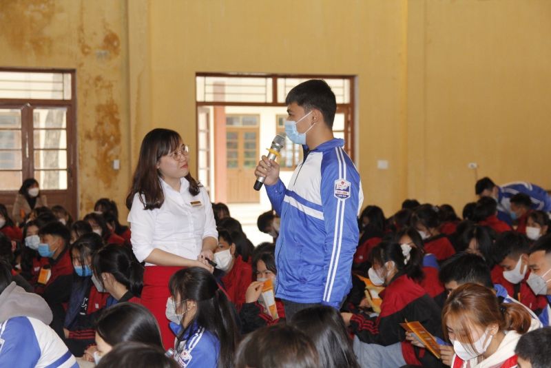 Nhiều câu hỏi liên quan đến cách phòng chống ma túy đã được các em học sinh quan tâm