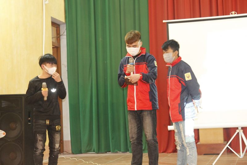 Các em học sinh tham gia trả lời các câu hỏi kiểm tra kiến thức về cách phòng chống ma túy học đường