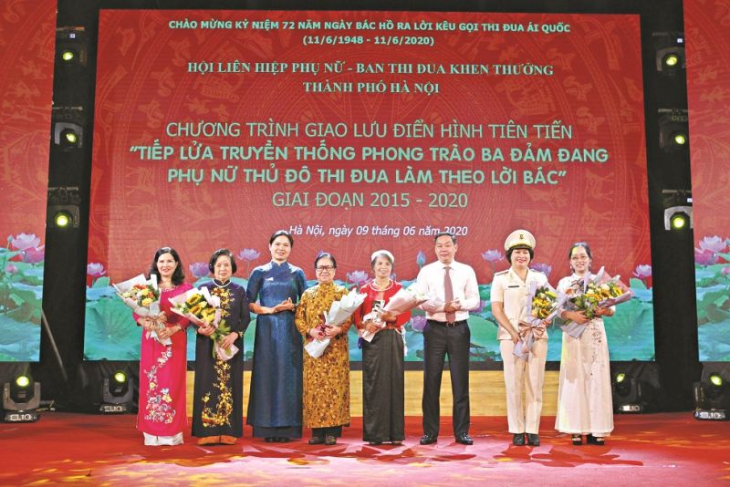 Các đồng chí: Hà Thị Nga - Chủ tịch Hội LHPN Việt Nam và Lê Hồng Sơn - Phó Chủ tịch Thường trực UBND TP Hà Nội tặng hoa chúc mừng các điển hình tiên tiến tại chương trình giao lưu “Tiếp lửa truyền thống phong trào Ba đảm đang phụ nữ Thủ đô thi đua làm theo lời Bác” giai đoạn 2015-2020 (tháng 6/2020)        Ảnh: P.V