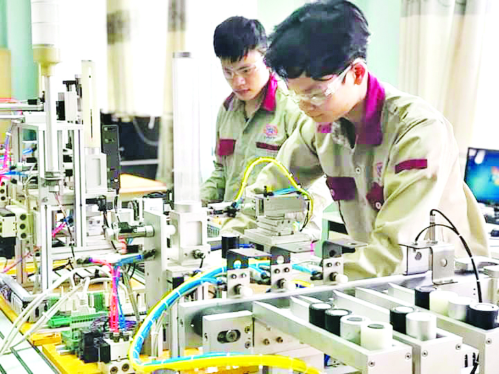 Sinh viên trường Cao đẳng Nghề Công nghệ cao Hà Nội được ký hợp đồng cam kết đảm bảo có việc làm sau khi ra trường. Ảnh: HUT