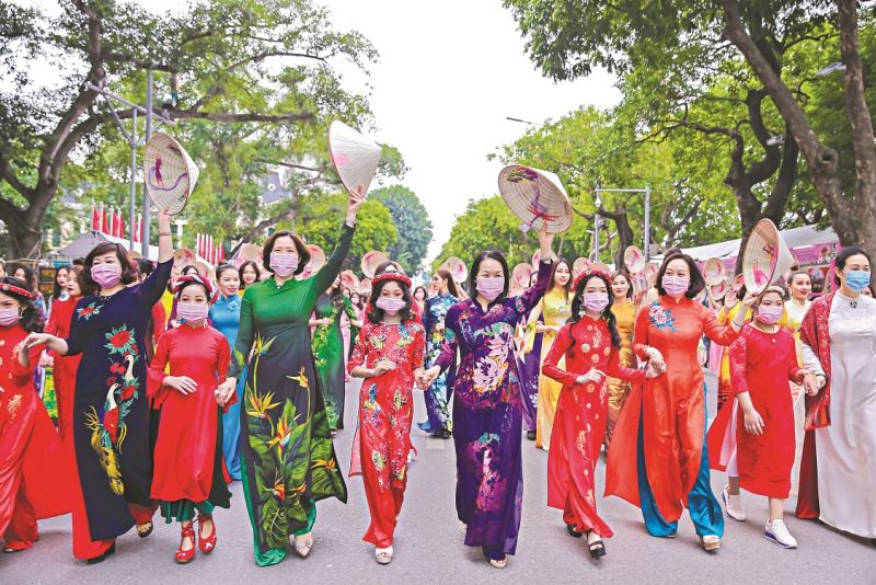 Các tầng lớp phụ nữ Thủ đô ngày nay không ngừng nỗ lực vươn lên trong nhiều lĩnh vực để đóng góp nhiều hơn cho xã hội Ảnh: Hội PN