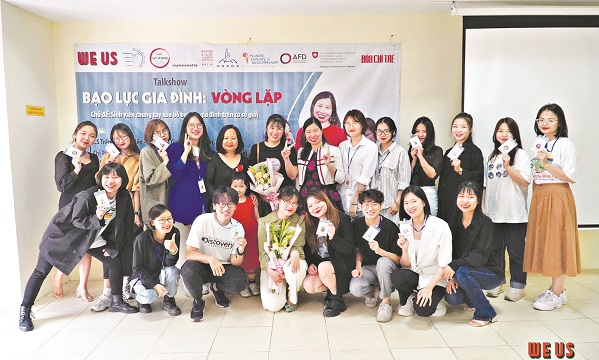 Tác giả (thứ 3, ngồi hàng đầu, cầm hoa) cùng các bạn sinh viên tham gia một hoạt động phòng chống bạo lực gia đình Tác giả (thứ 3, ngồi hàng đầu, cầm hoa) cùng các bạn sinh viên tham gia một hoạt động phòng chống bạo lực gia đình