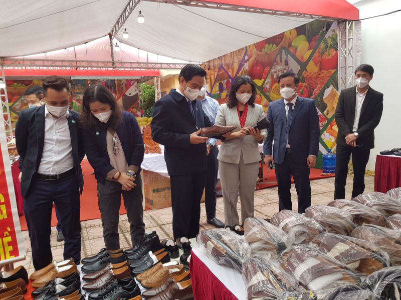 Lãnh đạo Sở Công Thương Hà Nội và lãnh đạo Huyện ủy, UBND huyện Ba Vì tham quan các gian hàng tham gia tại Điểm giới thiệu sản phẩm OCOP